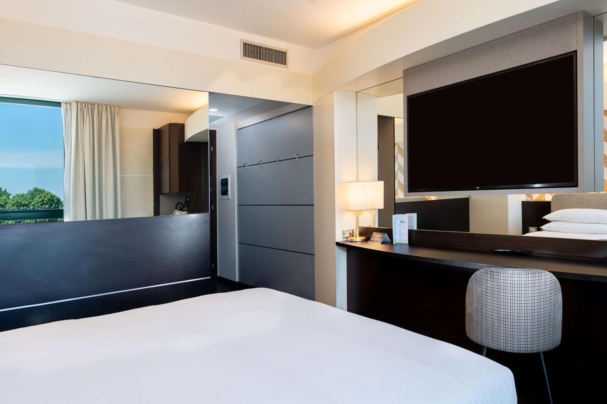 Отель Doubletree By Hilton Milan Malpensa Сольбьяте-Олона Экстерьер фото