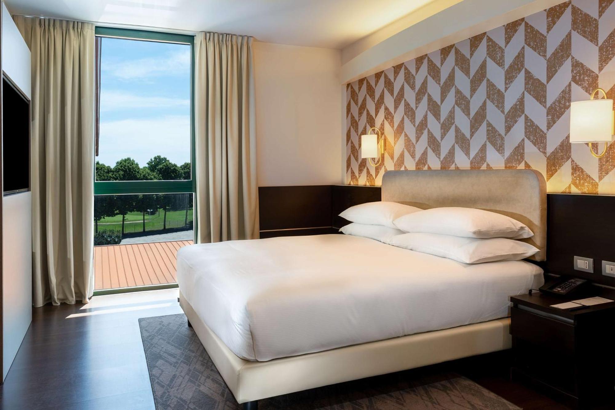 Отель Doubletree By Hilton Milan Malpensa Сольбьяте-Олона Экстерьер фото