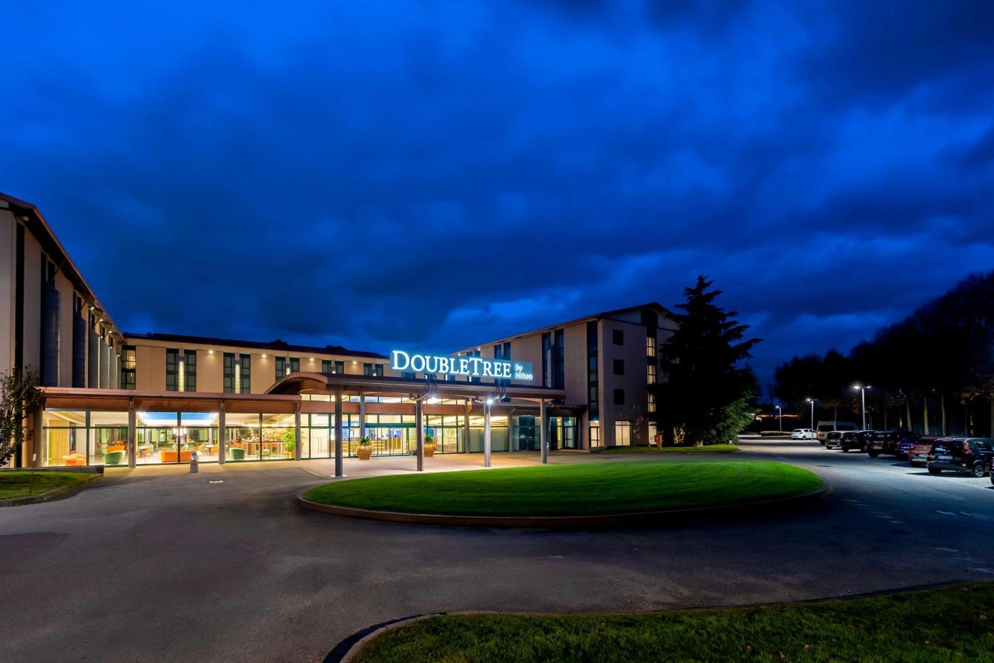 Отель Doubletree By Hilton Milan Malpensa Сольбьяте-Олона Экстерьер фото