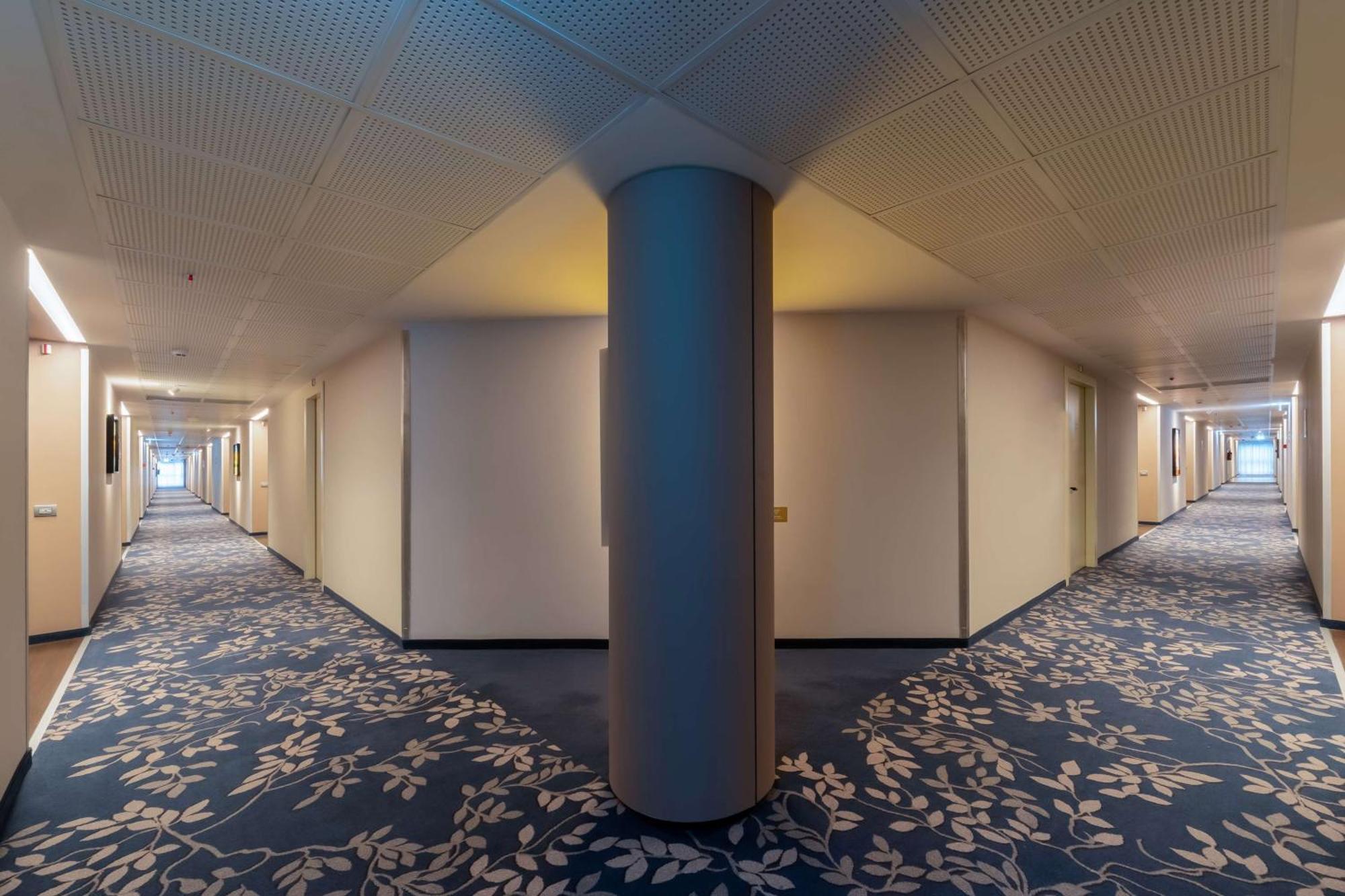 Отель Doubletree By Hilton Milan Malpensa Сольбьяте-Олона Экстерьер фото